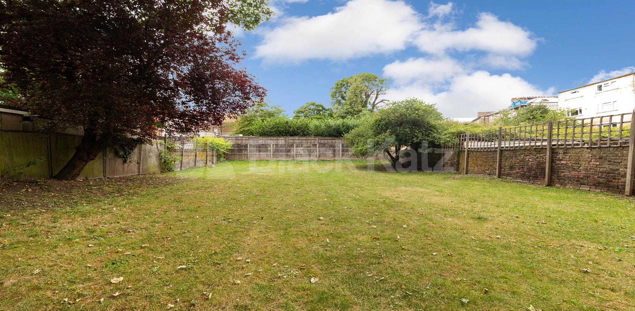 			LARGE COMMUNAL GARDEN, 1 Bedroom, 1 bath, 1 reception Flat			 Camden Road, CAMDEN